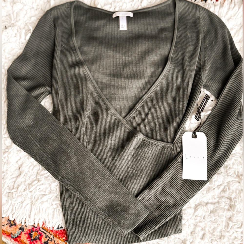 NWT LEITH FTTED SWEATER